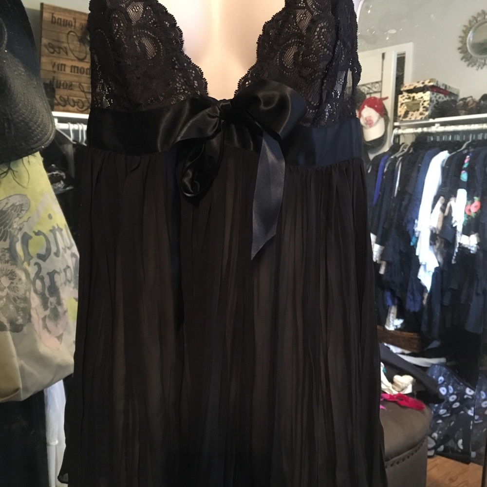 Victoria’s Secret M black lace pleated babydoll